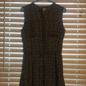 Sleeveless Black & White dress. Has pockets!